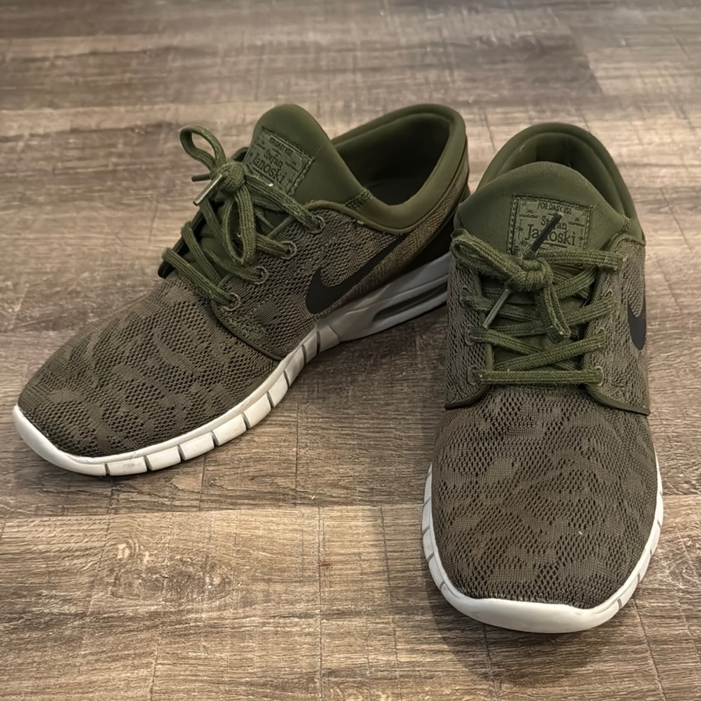 Nike Men's Green Sneakers
